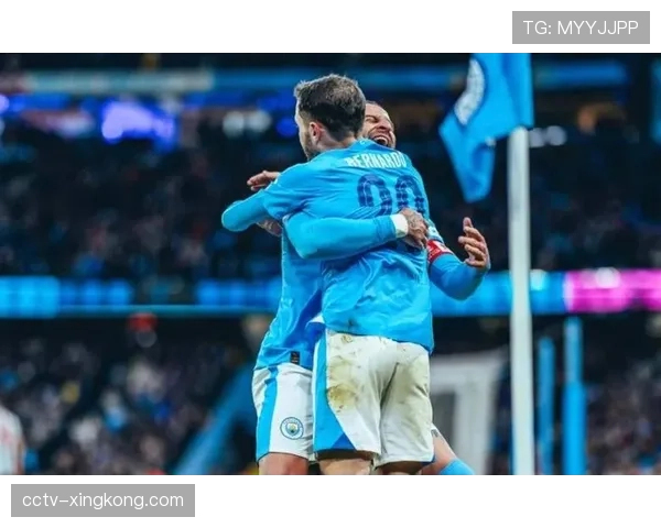 场边一幕:瓜迪奥拉与西蒙尼在场边激烈交流 场边一幕:瓜迪奥拉与西蒙尼在场边激烈交流