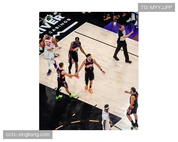 太阳暂停后连续五次进攻通过艾顿与布克挡拆完成，打出一波12-0